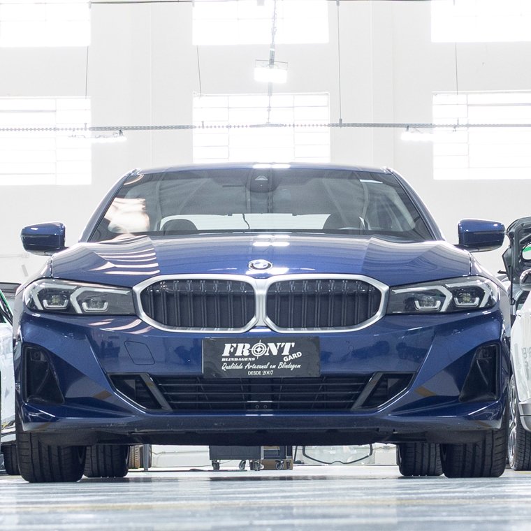 Veículo de luxo blindado pela Front Gard no showroom